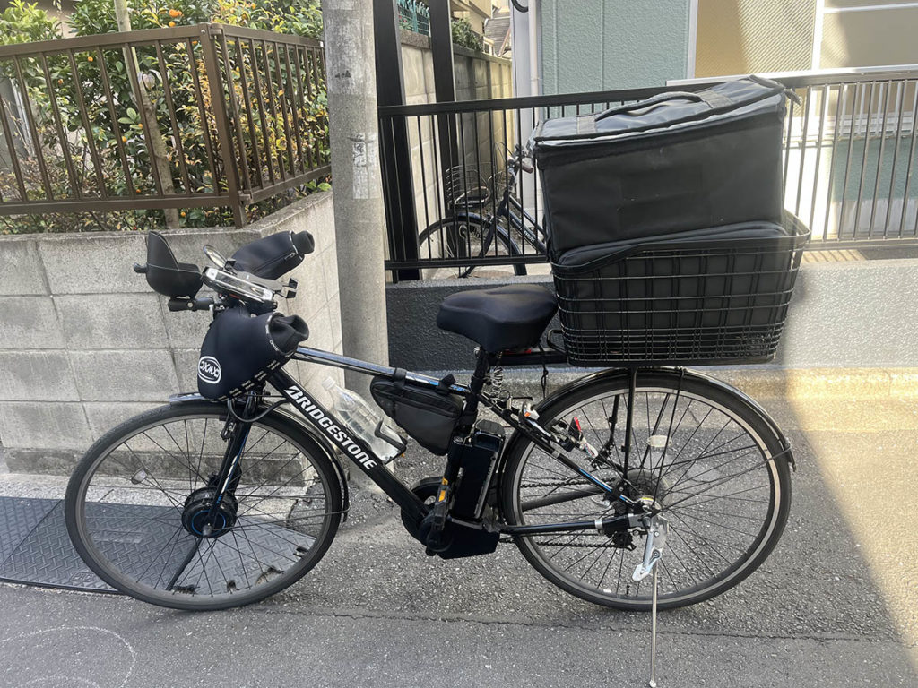 リアキャリアにバッグを固定した自転車